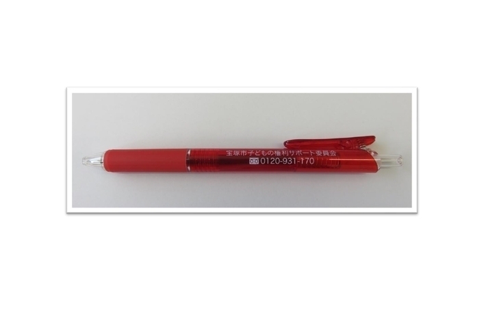 赤色ペンの写真